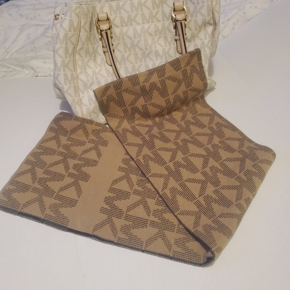 Michael Kors Cream Reversible Logo Scarf Wrap - Picture 5 of 6